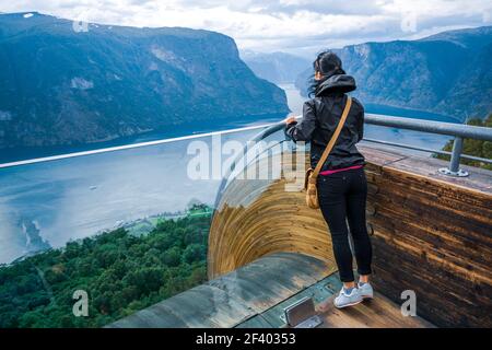 Stegastein Aussichtspunkt wunderschöne Natur Norwegen Aussichtsplattform. Stegastein Aussichtspunkt Aussichtsplattform Aussichtspunkt schöne Natur Norwegen. Stockfoto