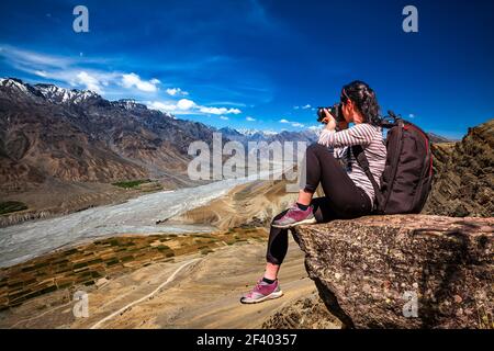 Dhankar Gompa. Indien. Spiti Valley. Dhankar Gompa. Spiti Valley, Himachal Pradesh, Indien. Naturfotograf Tourist mit Kamera-Aufnahmen, während auf dem Berg stehen. Stockfoto