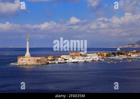 Der Eingang zum Hafen von Messina, mit der goldenen Statue der Madonna della Lettera, Sizilien, Italien Stockfoto