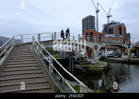 LONDON - 18. MÄRZ 2021: Bogensperre über dem Fluss Lea und dem Limehouse Cut in East London. Stockfoto