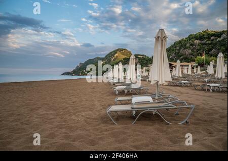 Liegestühle am Strand, Korfu, Griechenland Stockfoto