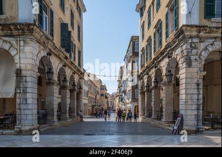 Große Gebäude in Korfu-Stadt, Korfu, Griechenland Stockfoto