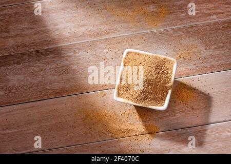 Lepidium meyenii - Maca Pulver in Holzlöffel Stockfoto