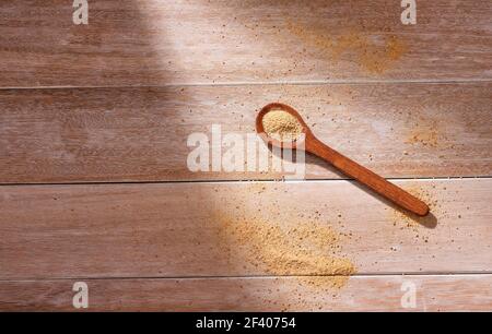 Lepidium meyenii - Maca Pulver in Holzlöffel Stockfoto