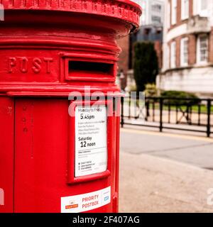 London Großbritannien, März 18 2021, traditionelle Royal Mail Red Post Box Stockfoto