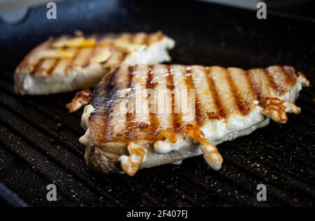 Schweinefleisch Steaks Kochen auf dem Grill. Nahrung für den Menschen. Schweinefleisch Tier in Steak gewürzt mit Knoblauch.. Stockfoto