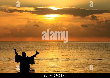 SUNNY ISLES - MIAMI FLORIDA - 2. 01. 2016 - Ein religiöser Pastor betet bei Sonnenaufgang am Strand der Sunny Isles im Miami Dade County. Foto. José Bula U.. Stockfoto