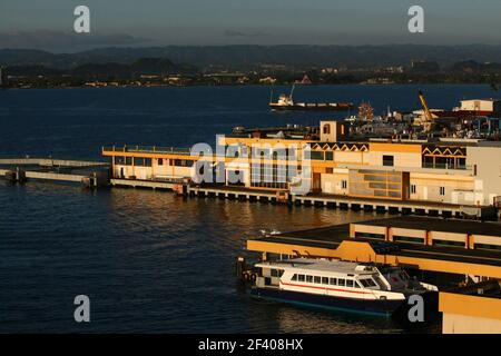 San Juan, Puerto Rico. 15-04-2016. Einige Touristen- und Frachtboote werden während des Sonnenaufgangs im Hafen des historischen Zentrums von San Juan gesehen. Foto: Jose Bula Stockfoto