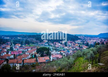 Blick auf Görz in Italien von der Kirche in Slowenien. Panorama der mittelalterlichen Altstadt bei Nova Gorica in Slowenien. Stockfoto