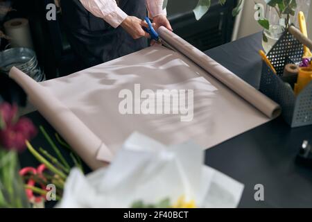 Blumenhändler hält dekorative Kraft vor der Herstellung von Blumenstrauß, im Blumenladen. Stockfoto