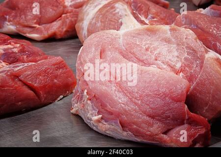 Frisches rohes Fleisch wird auf dem lokalen Bauernmarkt verkauft. Stockfoto