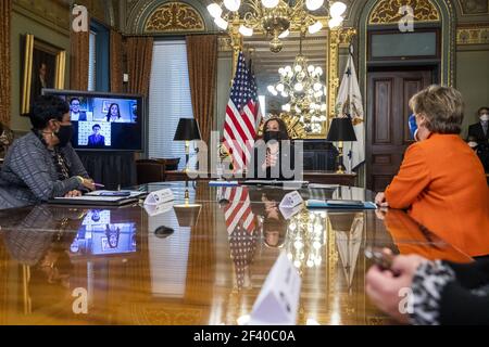 Washington DC, USA. März 2021, 18th. US-Vizepräsidentin Kamala Harris trifft sich am 18. März 2021 im Zeremonialbüro des Vizepräsidenten im Eisenhower Executive Office Building in Washington, DC, mit Arbeitsführern. Kredit: UPI/Alamy Live Nachrichten Stockfoto