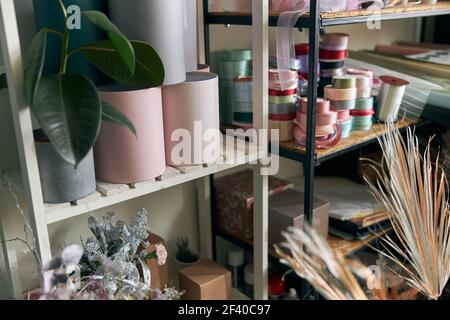 Foto des Kopierplatzes im Blumenladen. Lifestyle-Blumengeschäft. Familienblumengeschäft Stockfoto