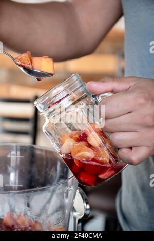 Serving Clericot alkoholisches Getränk im Glas mit kaltem Getränk mit Eis und rote Früchte Stockfoto