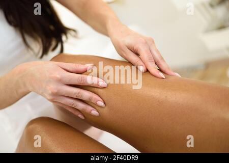 Beauty Massage im Bein in einem Schönheitssalon. Kosmetikerin, eine Massage mit Öl auf der Haut. Stockfoto