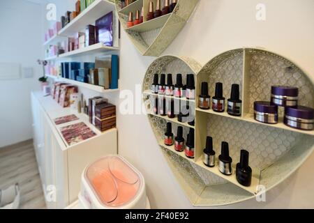 Kosmetische Abschnitt mit Nagellack, Gesichtscreme, Conditioner, Shampoo und Haar Behandlung in Store Stockfoto