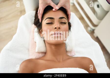 Arabische Frau empfangen Kopf Massage im Spa Wellness Center. Schönheit und ästhetische Konzepte. Stockfoto