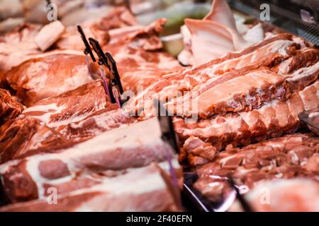 Frisches rohes rotes Fleisch an der Metzger in gekühlten Anzeige Stockfoto