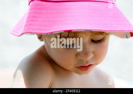Close-up Portrait von adorable kleine Mädchen draußen tragen Sonnenhut. Stockfoto
