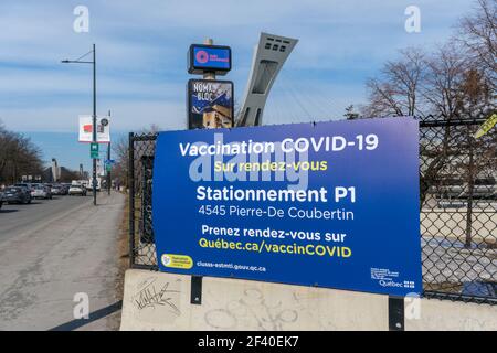 Montreal, CA - 16. März 2021 : Covid-19 Impfzentrum Schild vor dem Olympiastadion Stockfoto