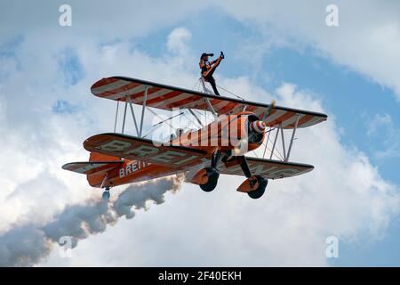 SOUTHEND-ON-SEA, ESSEX, UK - 30. MAI 2010: Breitling Wing Walker Flugzeuge auf der Southend Air Show Stockfoto