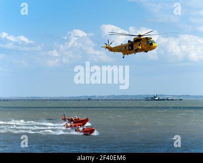 SOUTHEND-ON-SEA, ESSEX, Großbritannien - 30. MAI 2010: Yellow Air Sea Rescue Sea King Hubschrauber von 22 Squadron und RNLI RIB Schiff auf der Southend Air Show Stockfoto