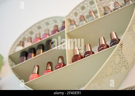 Bücherregal mit Nagellack mit Herz Form im kosmetischen Bereich im Speicher Stockfoto