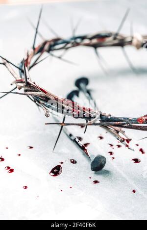 Dornenkrone mit tropfendem Blut, Nägel auf Stein. Christliche Vorstellung von Jesus Christus Leiden, Leidenschaft. Karfreitag, Osterferien. Speicherplatz kopieren Stockfoto