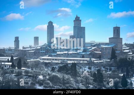 San Gimignano verschneite Stadt, Türme Skyline und Weinberge im Winter. Toskana, Italien, Europa. Stockfoto