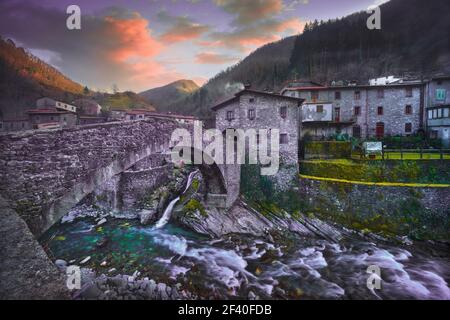 Fabbriche di Vallico altes Dorf und alte Brücke über den Bach. Fabbriche di Vergemoli, Apuane Park, Garfagnana, Toskana, Italien Europa Stockfoto