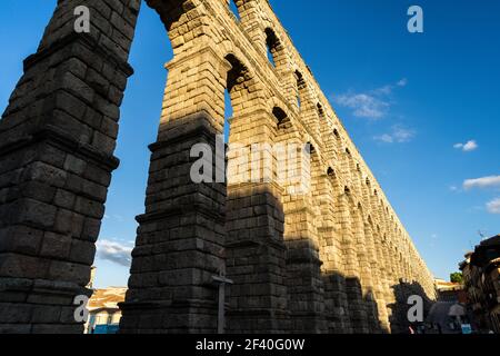 Spanien, Kastilien und Leon, Segovia. Blick auf das berühmte Aquädukt von Segovia mit schönem Schatten. Römischer Bau aus dem 1st. Jahrhundert, Weltkulturerbe der UNESCO. Reisekonzept Stockfoto