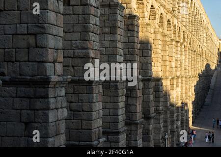 Blick auf das berühmte Aquädukt von Segovia mit schönem Schatten. Römischer Bau aus dem 1. Jahrhundert, Weltkulturerbe der UNESCO. Reisekonzept. Spanien, Kastilien und Leon, Segovia. Stockfoto