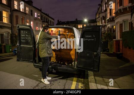 Pub on Wheels, ein Van, der Bier vom Fass und eine Auswahl an alkoholischen Getränken bis zur Tür serviert, Drop-off-Service, der während des Schließens populär geworden ist. Stockfoto