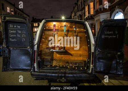 Pub on Wheels, ein Van, der Bier vom Fass und eine Auswahl an alkoholischen Getränken bis zur Tür serviert, Drop-off-Service, der während des Schließens populär geworden ist. Stockfoto