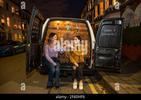 Pub on Wheels, ein Van, der Bier vom Fass und eine Auswahl an alkoholischen Getränken bis zur Tür serviert, Drop-off-Service, der während des Schließens populär geworden ist. Stockfoto