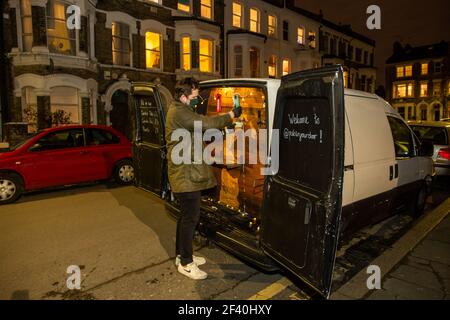 Pub on Wheels, ein Van, der Bier vom Fass und eine Auswahl an alkoholischen Getränken bis zur Tür serviert, Drop-off-Service, der während des Schließens populär geworden ist. Stockfoto