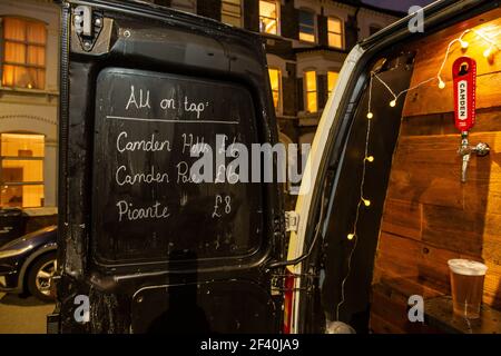 Pub on Wheels, ein Van, der Bier vom Fass und eine Auswahl an alkoholischen Getränken bis zur Tür serviert, Drop-off-Service, der während des Schließens populär geworden ist. Stockfoto