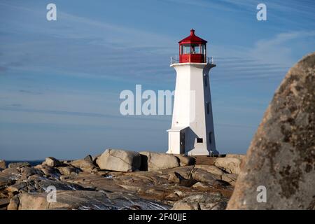 Peggys Point Lighthouse in Peggy's Cove in Nova Scotia, Kanada. Der achteckige Leuchtturm blickt auf den Atlantischen Ozean. Stockfoto