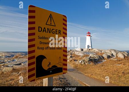 Sanger-Schild am Peggys Point Lighthouse in Peggy's Cove in Nova Scotia, Kanada. Das Schild warnt vor Wellen an Menschen, die in Felsen stehen. Stockfoto