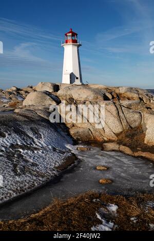 Ein eisiger Tag am Peggys Point Lighthouse in Peggy's Cove in Nova Scotia, Kanada. Der achteckige Leuchtturm wurde 1914 erbaut. Stockfoto