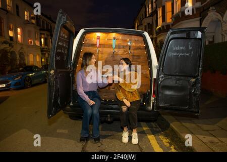 Pub on Wheels, ein Van, der Bier vom Fass und eine Auswahl an alkoholischen Getränken bis zur Tür serviert, Drop-off-Service, der während des Schließens populär geworden ist. Stockfoto