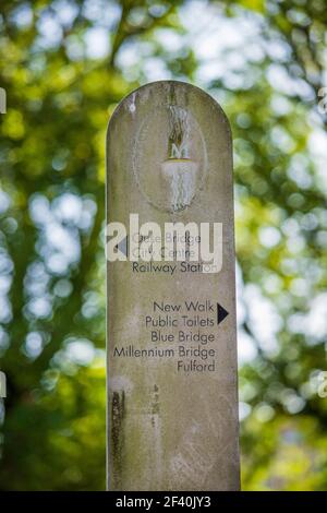 Ein Schild am Fluss Ouse, das in Richtung Stadtzentrum und weiter außerhalb der Stadt Richtung Millenium Bridge und Fulford zeigt. Stockfoto