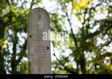 Ein Schild am Fluss Ouse, das in Richtung Stadtzentrum und weiter außerhalb der Stadt Richtung Millenium Bridge und Fulford zeigt. Stockfoto