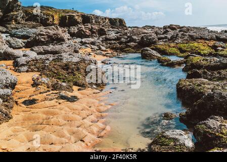 Steinige Küste Frankreichs, Meereslandschaft, selektiver Fokus. Stockfoto