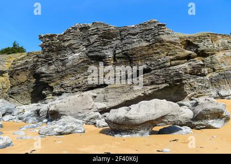 Steinige Küste Frankreichs, Meereslandschaft, selektiver Fokus. Stockfoto