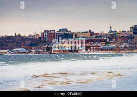 Blick auf Burlington, Vermont Waterfront am Lake Champlain von der Winter Küste des Oakledge Parks Stockfoto