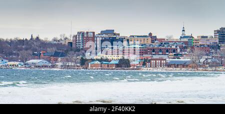 Blick auf Burlington, Vermont Waterfront am Lake Champlain von der Winter Küste des Oakledge Parks Stockfoto