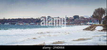 Blick auf Burlington, Vermont Waterfront am Lake Champlain von der Winter Küste des Oakledge Parks Stockfoto