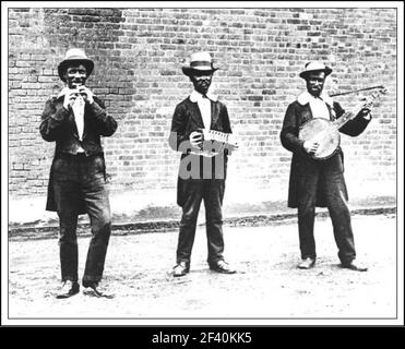 Vintage Schwarz-Weiß-Fotografie aus London im Jahr 1880. Straßenmusiker-Elritzer bummeln auf den Straßen Londons. Stockfoto