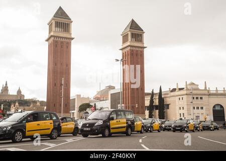 18. März 2021, Barcelona, Katalonien, Spanien: Taxis sind in der Demonstration zu sehen Elite Taxi, der repräsentativste Verband des Taxisektors in Barcelona, hat einen langsamen marsch für diesen Donnerstag, den 18. März, aufgerufen, um gegen die Rückkehr von Uber in die Stadt zu protestieren. (Bild: © Thiago Prudencio/DAX via ZUMA Wire) Stockfoto